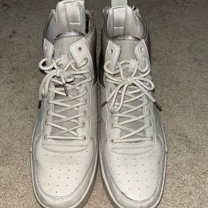 Men’s fashion zip up shoe (ALMOST BRAND NEW)